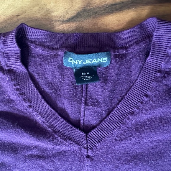 DKNY Jeans Purple Wine V Neck Sweater size Medium - Picture 2 of 4